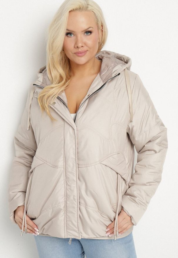 Born2be - Beżowa Kurtka Pikowana z Kapturem Karbia. Okazja: na co dzień. Typ kołnierza: kaptur. Kolekcja: plus size. Kolor: beżowy. Styl: elegancki, casual