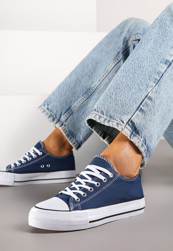 Renee - Granatowe Klasyczne Trampki Przed Kostkę Xarosa. Okazja: na spacer. Wysokość cholewki: przed kostkę. Nosek buta: okrągły. Kolor: niebieski. Materiał: jeans. Obcas: na obcasie. Styl: klasyczny. Wysokość obcasa: niski