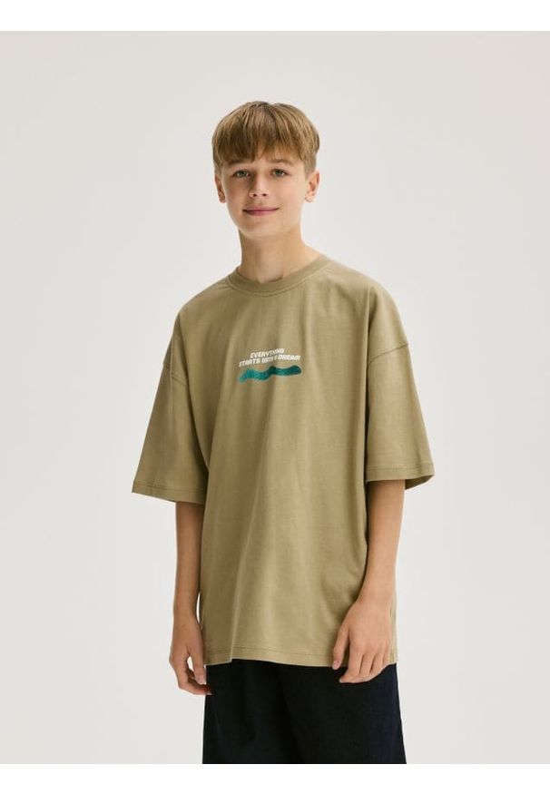 Reserved - T-shirt oversize - oliwkowy. Kolor: oliwkowy. Materiał: bawełna, dzianina