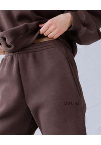 DOLLINA - Brązowe spodnie dresowe. Kolor: brązowy. Materiał: dresówka. Wzór: haft #3