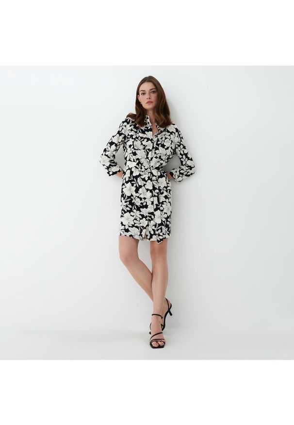 Mohito - Sukienka koszulowa mini w kwiaty - Czarny. Kolor: czarny. Wzór: kwiaty. Typ sukienki: koszulowe. Długość: mini
