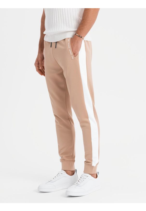 Ombre Clothing - Męskie dresowe spodnie joggery z kontrastowymi lampasami – beżowe V4 OM-PASK-0229 - XXL. Kolor: beżowy. Materiał: dresówka. Wzór: aplikacja. Styl: sportowy, retro