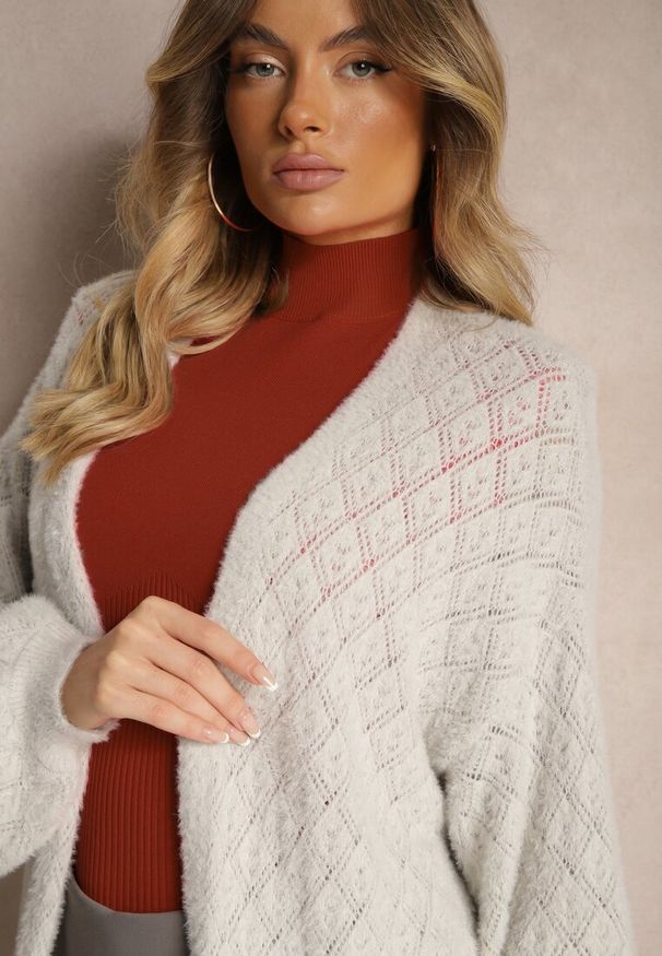 Renee - Jasnoszary Sweter o Długim Fasonie z Dekoltem V i Ozdobnym Splotem Jovima. Okazja: na co dzień. Kolor: szary. Materiał: jeans. Długość: długie. Wzór: ze splotem. Styl: casual