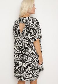 Born2be - Czarna Pudełkowa Sukienka z Wiskozy w Kwiaty z Guzikami Liramiree. Okazja: na spacer, na imprezę, na co dzień. Kolor: czarny. Materiał: wiskoza. Wzór: kwiaty. Typ sukienki: proste. Styl: klasyczny, casual, elegancki #2