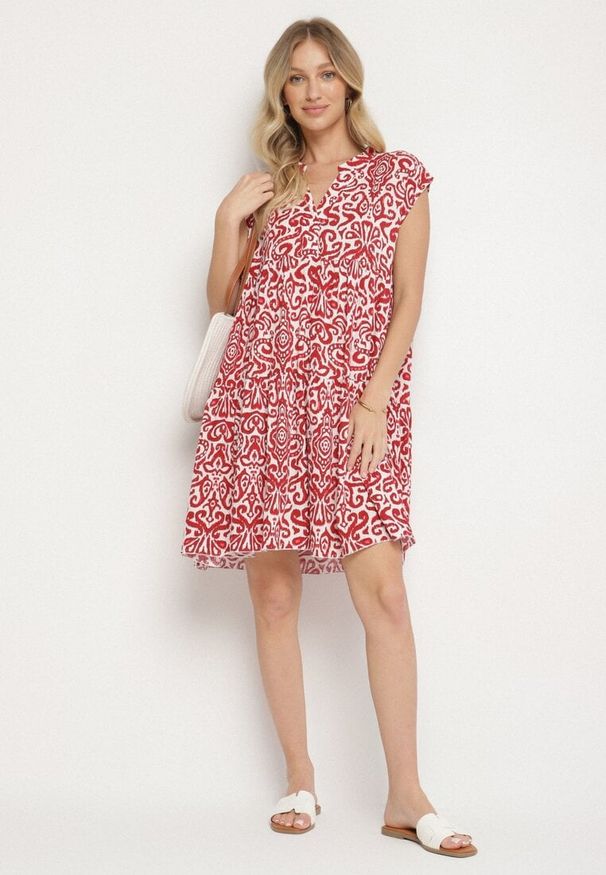 Born2be - Czerwona Bawełniana Sukienka o Rozkloszowanym Kroju Oversize Liravina. Kolor: czerwony. Materiał: bawełna. Sezon: lato. Typ sukienki: oversize. Styl: klasyczny