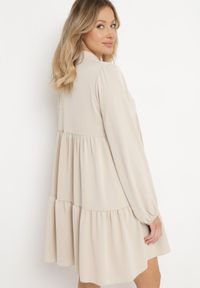 Born2be - Beżowa Rozkloszowana Sukienka z Falbanką Uxaria. Typ kołnierza: kołnierz z falbankami. Kolor: beżowy. Długość rękawa: długi rękaw. Wzór: aplikacja. Styl: elegancki #7