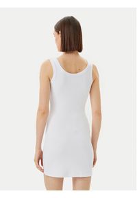 Guess Sukienka codzienna V5GK06 K8RT2 Biały Slim Fit. Okazja: na co dzień. Kolor: biały. Materiał: wiskoza. Typ sukienki: proste. Styl: casual