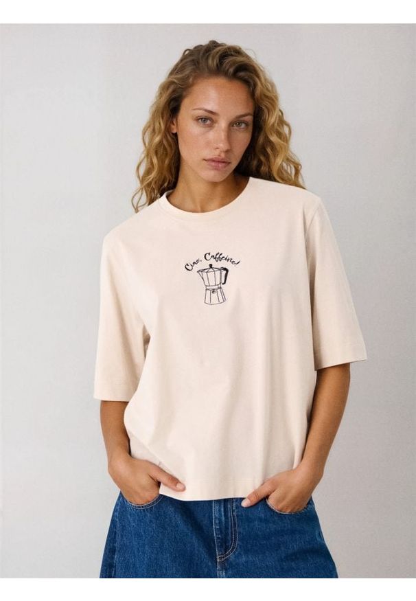 Sinsay - Bawełniana koszulka z haftem - kremowy. Kolor: kremowy. Materiał: bawełna. Wzór: haft