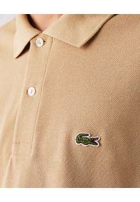 Lacoste - LACOSTE - Beżowy t-shirt polo z logo Regular Fit. Typ kołnierza: polo. Kolor: beżowy. Materiał: bawełna, prążkowany. Wzór: haft #4