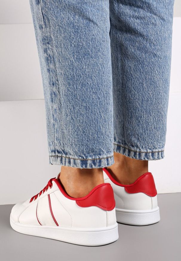 Born2be - Biało-Czerwone Płaskie Sneakersy ze Sznurowaniem Ozdobione Paskami Elithna. Nosek buta: okrągły. Zapięcie: pasek. Kolor: biały. Materiał: materiał. Wzór: aplikacja. Obcas: na obcasie. Wysokość obcasa: niski