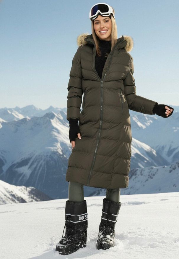 Born2be - Ciemnozielona Kurtka Pikowana Mocno Ocieplana z Kapturem z Futerkiem Gelirra. Okazja: na co dzień. Typ kołnierza: kaptur. Kolor: zielony. Materiał: futro. Długość rękawa: długi rękaw. Długość: długie. Styl: casual, elegancki