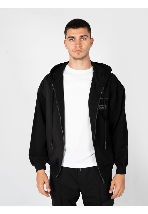 Les Hommes Bluza "Zip Hoodie" | LBH3000700N | Mężczyzna | Czarny. Okazja: na co dzień. Typ kołnierza: kaptur. Kolor: czarny. Materiał: poliester, bawełna. Styl: casual, elegancki, sportowy