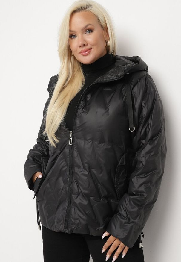 Born2be - Czarna Pikowana Kurtka Wiatrówka z Kapturem i Wsuwanymi Kieszeniami Dairel. Okazja: na spacer, na co dzień. Typ kołnierza: kaptur. Kolekcja: plus size. Kolor: czarny. Materiał: tkanina, jeans. Styl: casual, elegancki