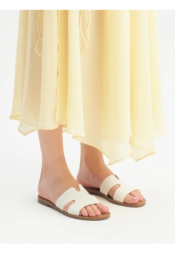 Ryłko - Białe klapki damskie z wycięciami. Okazja: na co dzień. Kolor: biały. Materiał: syntetyk. Sezon: lato. Styl: casual, street, klasyczny