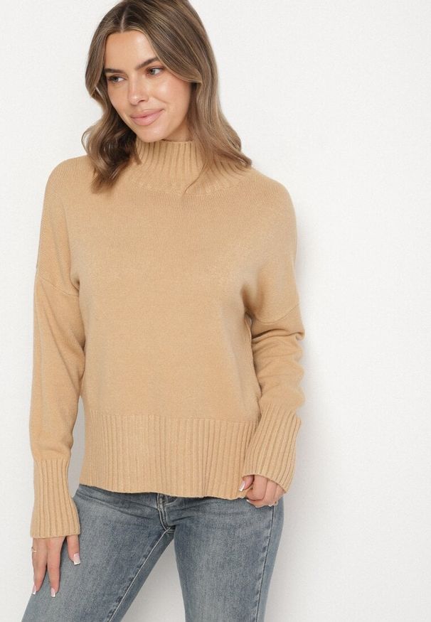 Born2be - Beżowy Gładki Golf w Klasycznym Stylu Ralenatia. Okazja: na co dzień. Typ kołnierza: golf. Kolor: beżowy. Materiał: skóra, jeans. Długość rękawa: długi rękaw. Długość: długie. Wzór: gładki. Styl: klasyczny