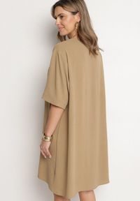 Born2be - Ciemnobeżowa Sukienka Pudełkowa z Guzikami i Ozdobnymi Haftami Jenivanea. Okazja: na co dzień. Typ kołnierza: dekolt w serek. Kolor: beżowy. Materiał: skóra. Długość rękawa: długi rękaw. Wzór: haft. Styl: casual, elegancki #7