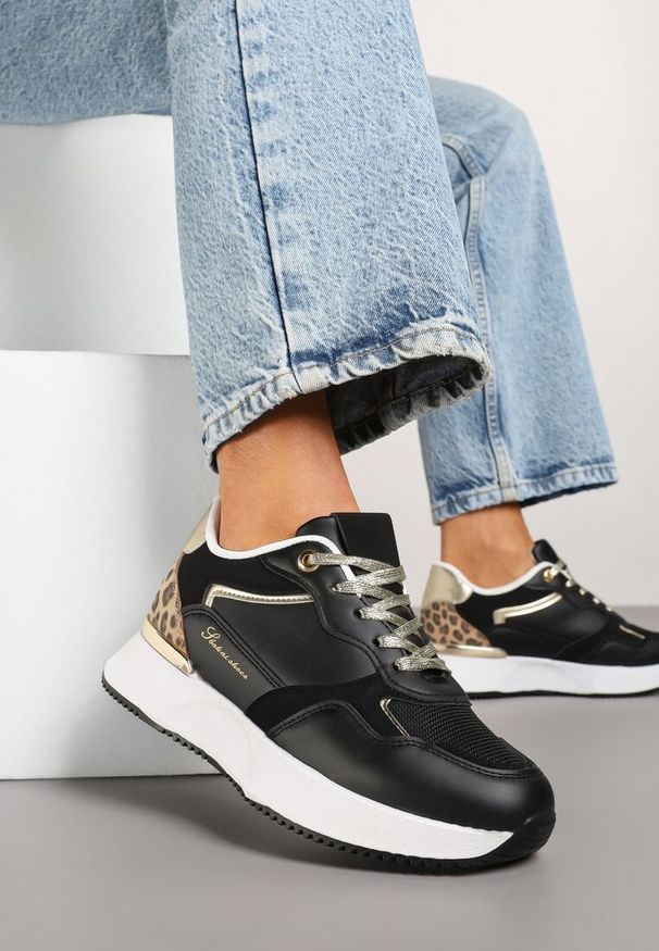 Born2be - Czarne Sneakersy Ozdobione Napisem i Panterką Wakkaria. Okazja: na co dzień. Zapięcie: sznurówki. Kolor: czarny. Wzór: aplikacja, napisy, motyw zwierzęcy