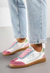 Renee - Biało-Różowe Sneakersy Tenisówki Ozdobione Cyrkoniami Amoiona. Okazja: na co dzień. Zapięcie: sznurówki. Kolor: biały. Materiał: jeans. Wzór: aplikacja. Obcas: na płaskiej podeszwie #3