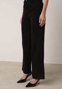 Born2be - Czarny Dzianinowy Komplet z Wiskozą Spodnie i Bluzka na Ramiączkach Merissani. Kolor: czarny. Materiał: dzianina, wiskoza #5