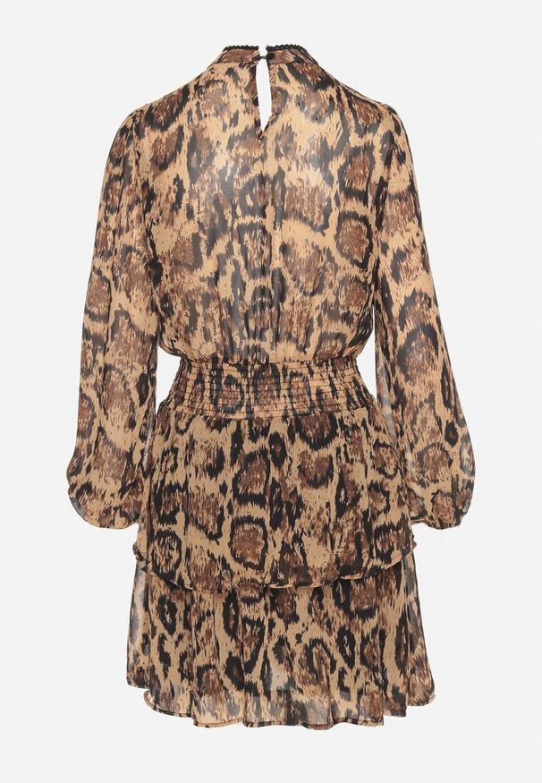 Born2be - Brązowa Rozkloszowana Sukienka ze Stójką i Falbankami w Panterkowy Wzór Labinora. Okazja: na co dzień. Typ kołnierza: kołnierz z falbankami, kołnierzyk stójkowy. Kolor: brązowy. Styl: casual, elegancki, wizytowy