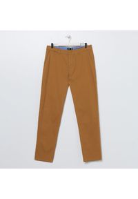 Sinsay - Spodnie chino - Brązowy. Kolor: brązowy #1