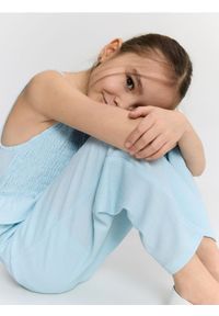 Reserved - Kombinezon z marszczonej tkaniny - jasnoniebieski. Kolor: niebieski. Materiał: tkanina