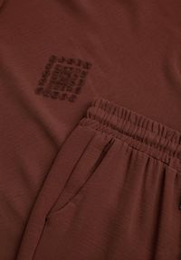 Renee - Brązowy Komplet Oversize z Dużą Zawartością Wiskozy Bluzka z Haftem i Spodnie Lenise. Kolor: brązowy. Materiał: wiskoza. Wzór: haft #8