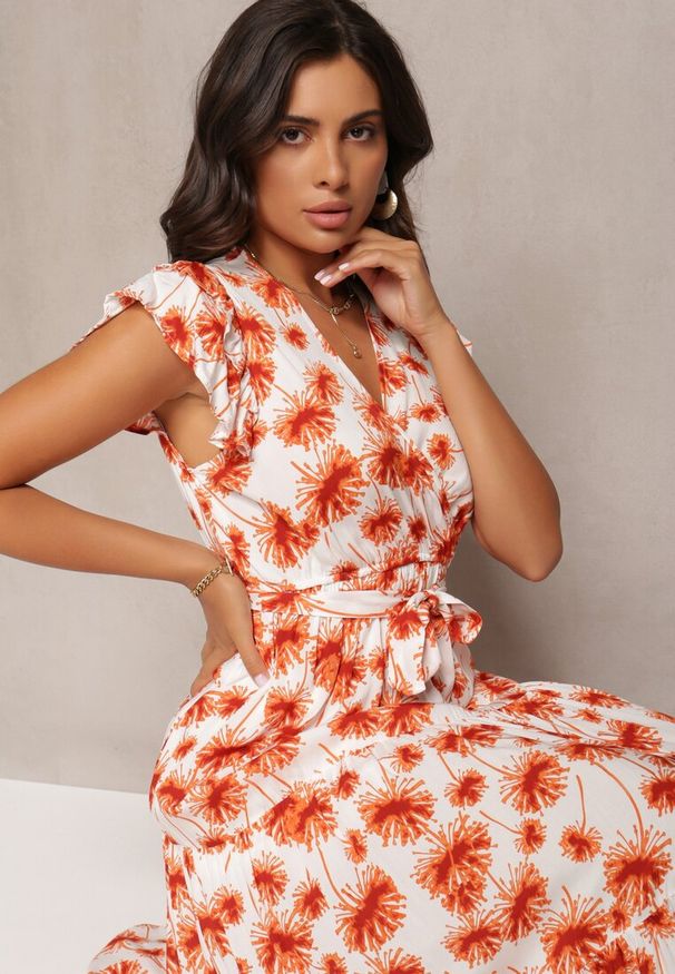 Renee - Pomarańczowa Rozkloszowana Sukienka Maxi w Kwiatowy Print z Gumką w Pasie Javiky. Typ kołnierza: kołnierz z falbankami. Kolor: pomarańczowy. Materiał: materiał. Wzór: kwiaty, nadruk. Typ sukienki: kopertowe. Długość: maxi