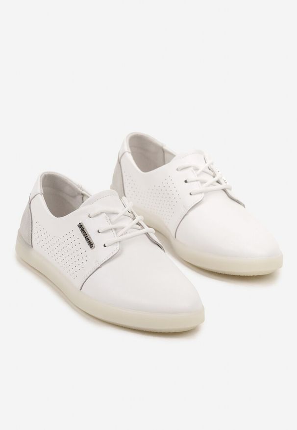 Born2be - Białe Skórzane Sneakersy Ozdobione Perforacją Dolamiria. Okazja: na co dzień. Kolor: biały. Materiał: skóra. Wzór: aplikacja