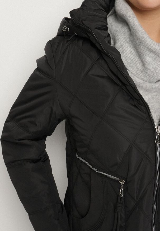 Born2be - Czarna Pikowana Kurtka z Kapturem i Ozdobnymi Suwakami Carnaye. Okazja: na co dzień, na spacer. Typ kołnierza: kaptur. Kolekcja: plus size. Kolor: czarny. Materiał: jeans. Styl: casual, elegancki, sportowy