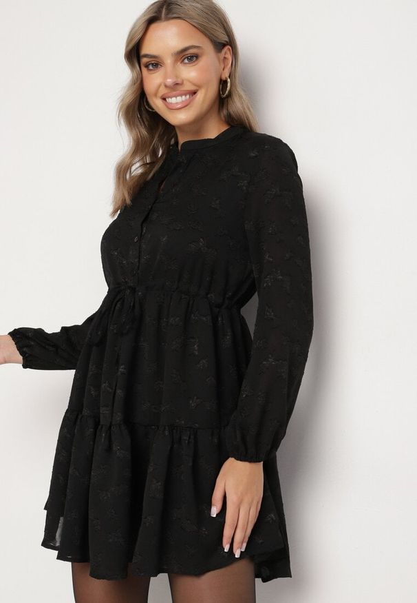 Born2be - Czarna Rozkloszowana Sukienka z Tkaniny Plumeti ze Ściągaczem w Talii i Falbanką Ilisia. Kolor: czarny. Materiał: tkanina. Styl: elegancki, boho