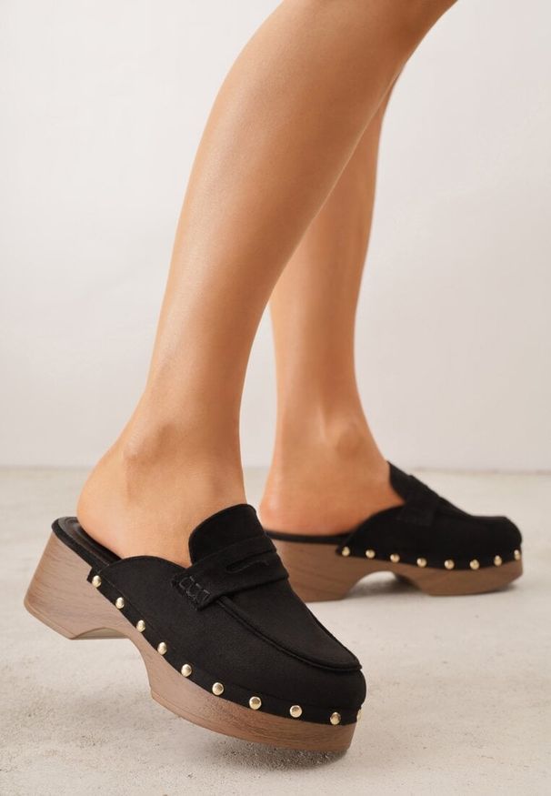 Renee - Czarne Klapki Drewniaki o Fasonie Loafersów z Ozdobnymi Nitami Sargita. Okazja: na co dzień. Kolor: czarny. Materiał: skóra. Wzór: haft. Styl: casual, elegancki