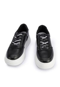 Wittchen - Damskie sneakersy skórzane na lekkiej platformie czarno-białe. Okazja: na co dzień. Kolor: biały, wielokolorowy, czarny. Materiał: skóra. Sezon: lato. Obcas: na platformie #3