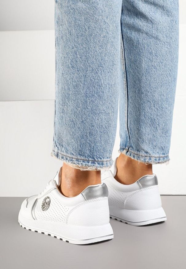 Renee - Srebrne Sneakersy Perforowane z Metaliczną Aplikacją Evinoriella. Okazja: na spacer, na co dzień. Kolor: srebrny. Materiał: jeans, materiał. Wzór: aplikacja. Sport: turystyka piesza