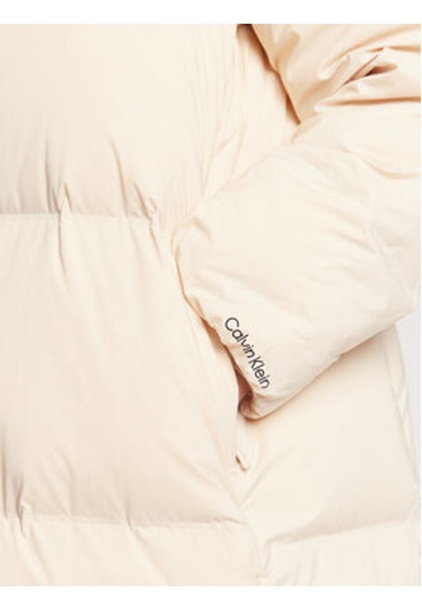 Calvin Klein Płaszcz zimowy Seamless Lofty K20K204691 Écru Regular Fit. Materiał: syntetyk. Sezon: zima