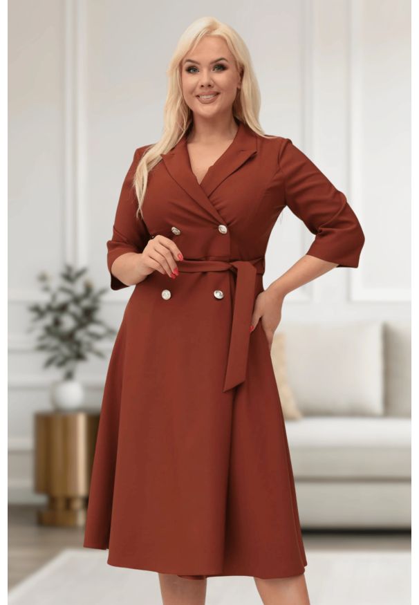 Moda Size Plus Iwanek - Elegancka żakietowa sukienka Marietta w odcieniach brązu XXL OVERSIZE JESIEŃ. Okazja: na co dzień, na spotkanie biznesowe. Kolor: brązowy. Materiał: tkanina, poliester, elastan, materiał. Sezon: jesień. Typ sukienki: oversize. Styl: elegancki