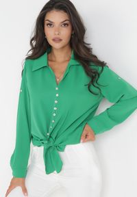 Born2be - Zielona Wiskozowa Bluzka Koszula z Wiązaniem w Pasie i Ozdobnymi Guzikami Gabrielli. Kolor: zielony. Materiał: wiskoza. Wzór: aplikacja