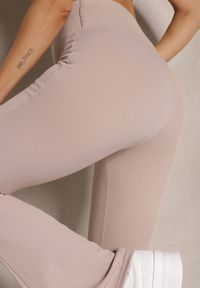 Renee - Beżowe Prążkowane Spodnie Typu Dzwony High Waist Farinia. Okazja: na co dzień. Stan: podwyższony. Kolor: beżowy. Materiał: prążkowany. Styl: casual