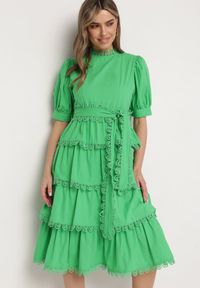 Born2be - Zielona Sukienka Thellis. Kolor: zielony. Materiał: materiał, tkanina, koronka. Długość rękawa: krótki rękaw. Wzór: gładki. Styl: elegancki. Długość: midi #6