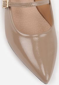 Renee - Ciemnobeżowe Balerinki Lakierowane Vices z Wkładką ze Skóry Naturalnej Ozdobione Paskiem Tikkie. Zapięcie: pasek. Kolor: beżowy. Materiał: skóra, lakier. Wzór: aplikacja. Styl: klasyczny #6