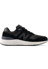 Buty męskie New Balance MW880BK6 – czarne. Okazja: na co dzień, na spacer. Kolor: czarny. Materiał: guma, zamsz. Szerokość cholewki: normalna. Sport: turystyka piesza, fitness #1