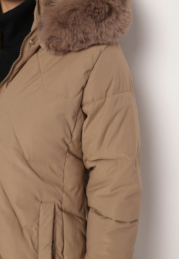 Born2be - Ciemnobeżowa Kurtka Pikowana o Długim Fasonie z Kapturem i Futrem Vertizola. Okazja: na spacer, na co dzień. Typ kołnierza: kaptur. Kolor: beżowy. Materiał: futro. Długość: długie. Styl: elegancki, casual