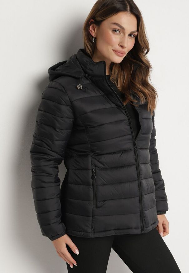 Born2be - Czarna Pikowana Kurtka Przejściowa z Odpinanym Kapturem i Zasuwanymi Kieszeniami Nevariana. Kolor: czarny. Materiał: jeans. Styl: sportowy, elegancki