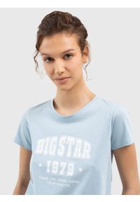Big-Star - Koszulka damska bawełniana z dużym nadrukiem na piersi błękitna Rismela 401. Okazja: na spacer. Kolor: niebieski. Materiał: bawełna. Wzór: nadruk. Sezon: lato. Styl: klasyczny, wakacyjny