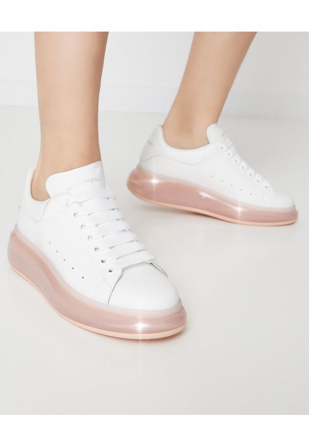 Alexander McQueen - ALEXANDER MCQUEEN - Białe sneakersy z różową podeszwą. Nosek buta: okrągły. Kolor: różowy, wielokolorowy, fioletowy. Materiał: materiał. Obcas: na płaskiej podeszwie