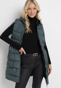 Born2be - Ciemnozielona Długa Kamizelka Dwustronna Zapinana na Suwak z Pikowaniem i Troczkiem w Pasie Heddemia. Kolor: zielony. Długość: długie. Wzór: gładki #5