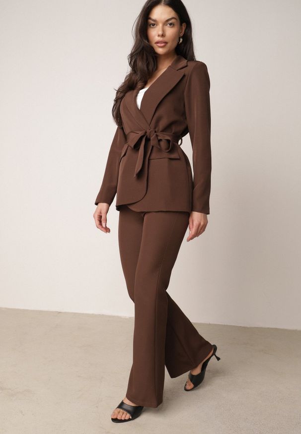 Born2be - Brązowy Komplet Garniturowy Marynarka z Wiązanym Paskiem i Spodnie Falloria. Kolor: brązowy