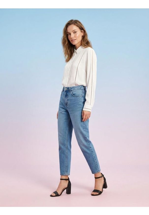 Sinsay - Wiskozowa koszula regular fit z ażurowymi wstawkami - kremowy. Kolor: kremowy. Materiał: wiskoza. Wzór: ażurowy