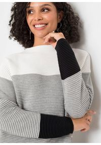 bonprix - Długi sweter w paski. Typ kołnierza: kołnierzyk stójkowy. Kolor: biały. Materiał: dzianina. Długość: długie. Wzór: paski. Styl: elegancki #2