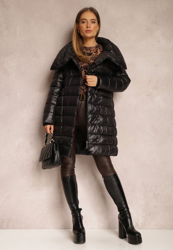 Renee - Czarna Kurtka z Szerokim Kołnierzem i Wiązanym Paskiem Proswetel. Okazja: na co dzień. Typ kołnierza: golf. Kolor: czarny. Materiał: tkanina. Sezon: zima. Styl: klasyczny, casual, elegancki